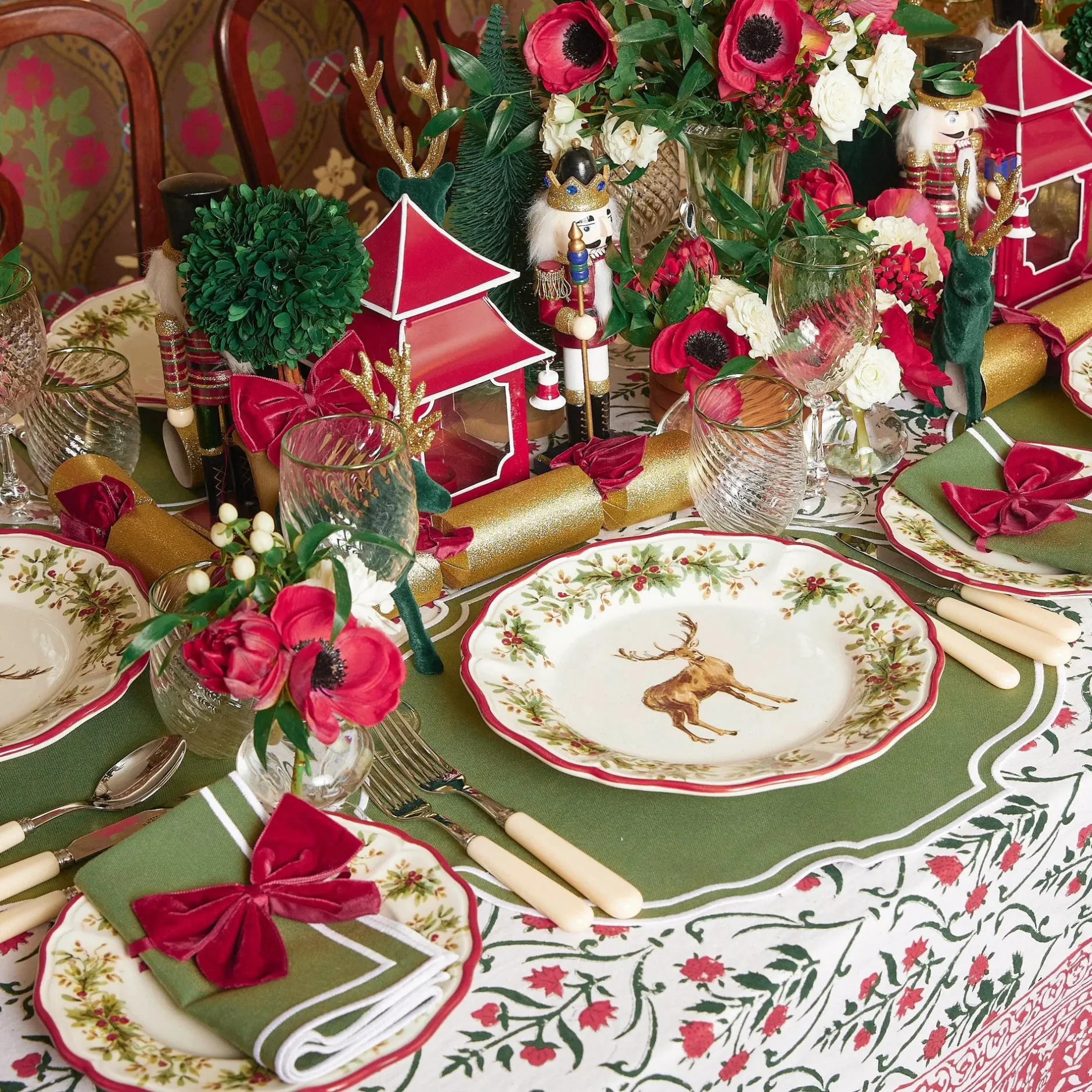 Online Mrs. Alice Christmas Garland Tablecloth