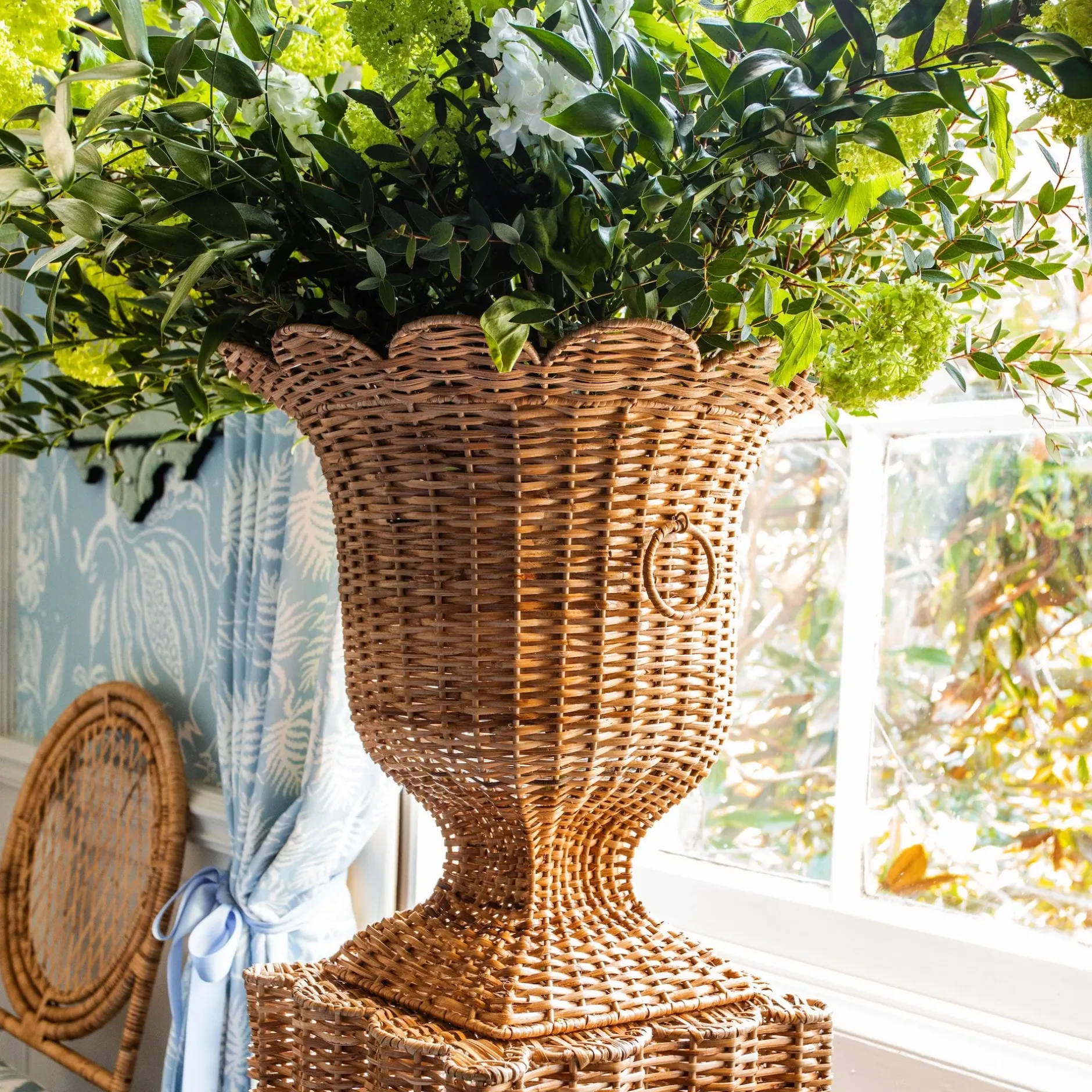Best Mrs. Alice Liliana Scalloped Rattan Pedestal And Urn