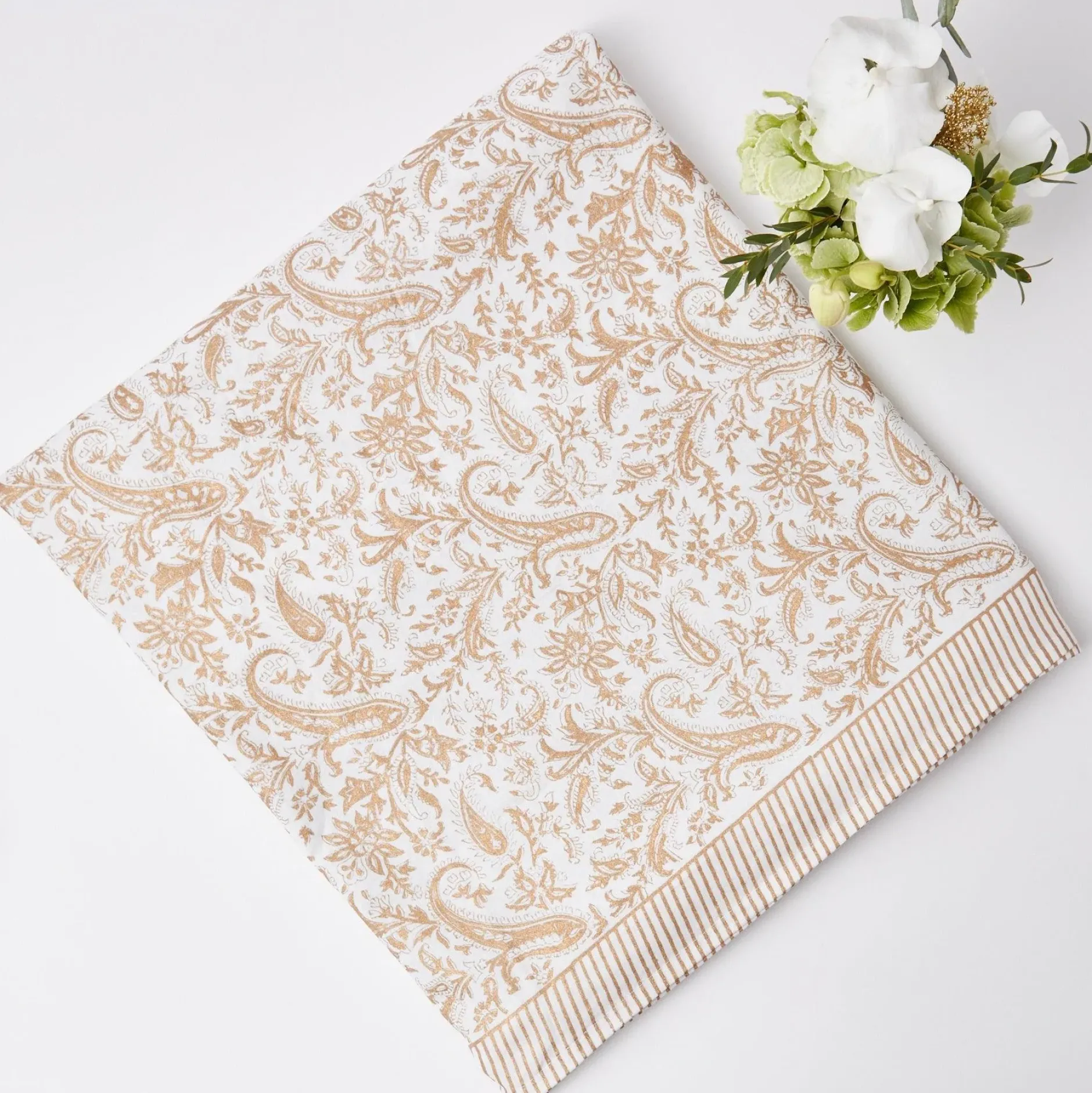 Discount Mrs. Alice Merry & Bright Tablecloth