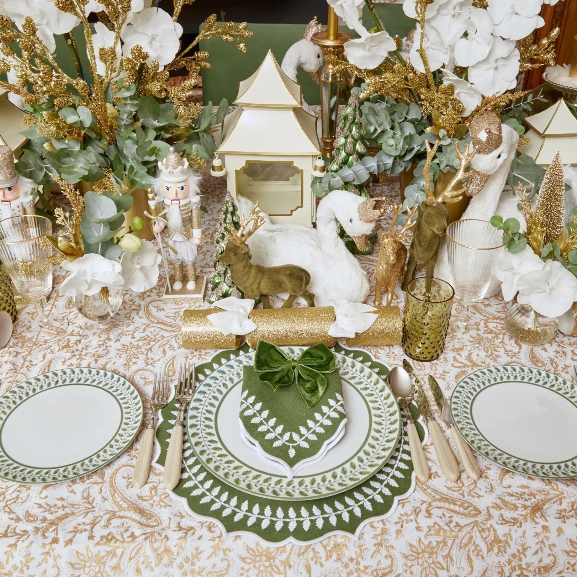 Discount Mrs. Alice Merry & Bright Tablecloth
