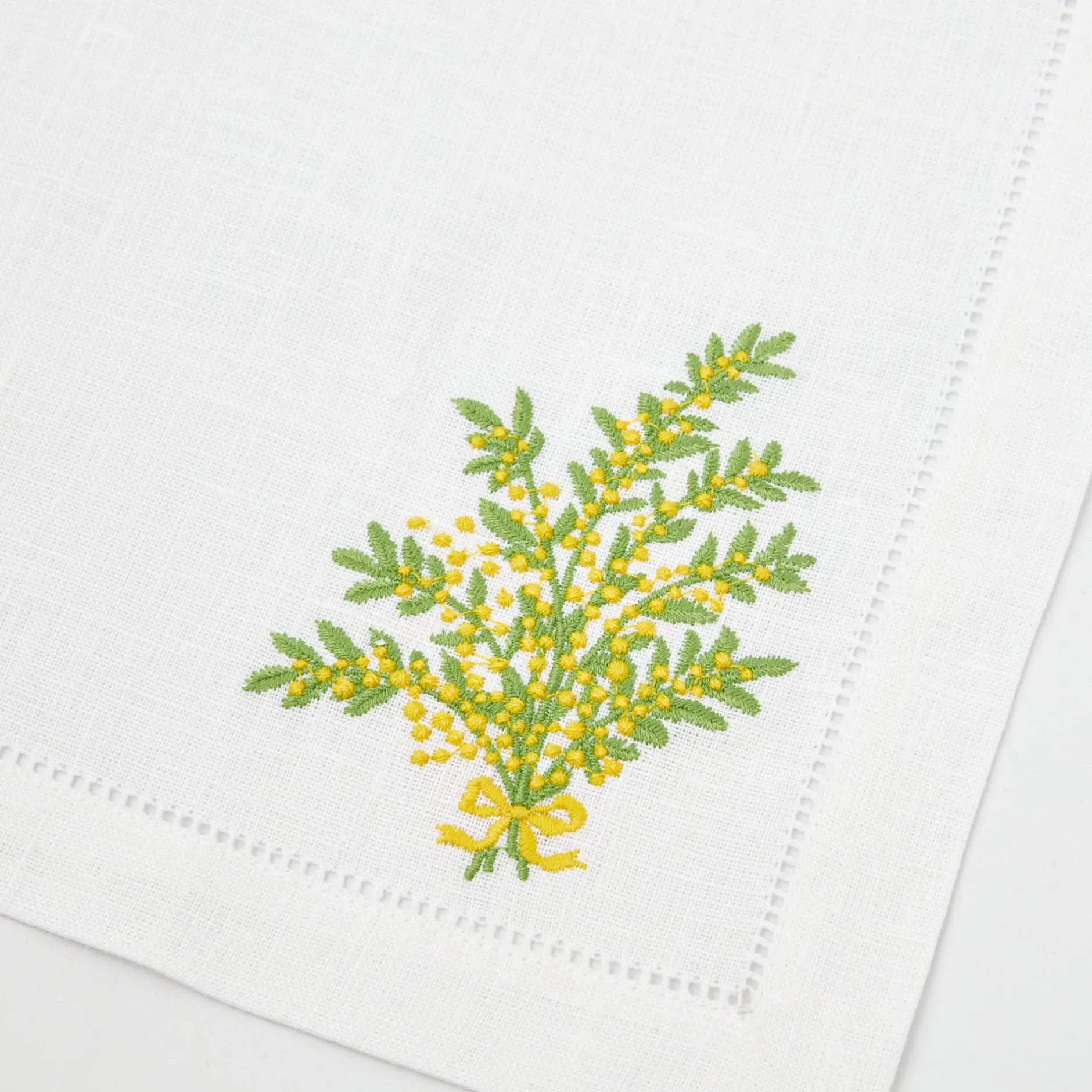 Clearance Mrs. Alice Mimosa White Linen Placemats & Napkins (Set Of 4)