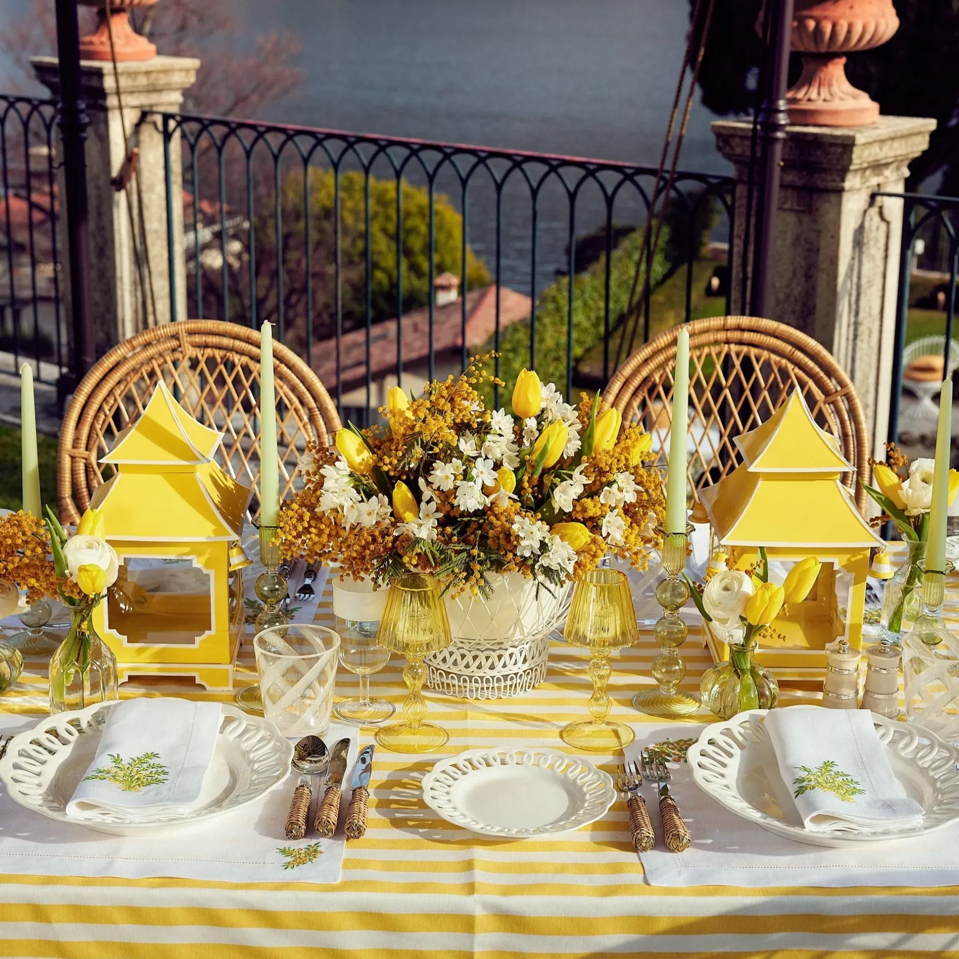 Clearance Mrs. Alice Mimosa White Linen Placemats & Napkins (Set Of 4)