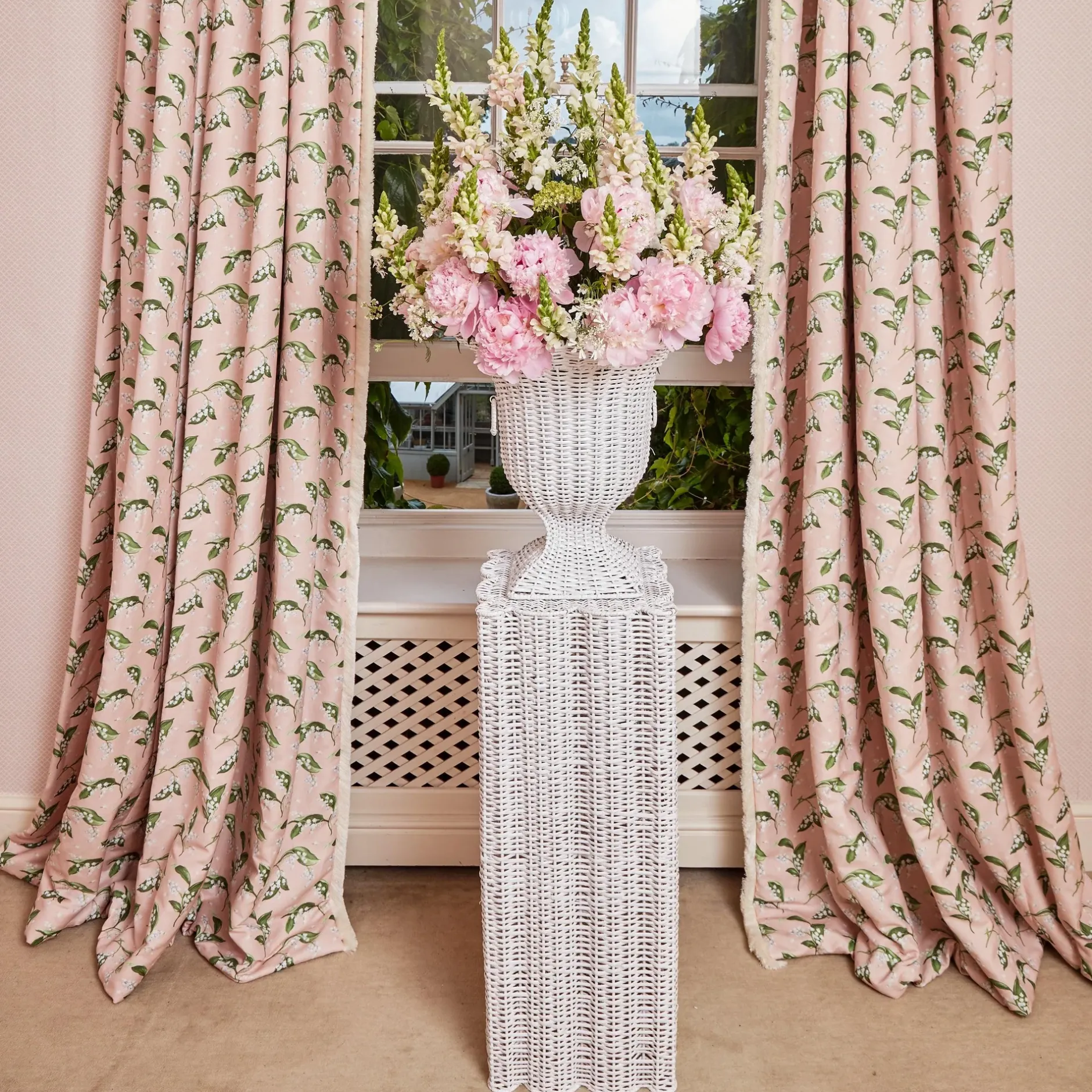 Hot Mrs. Alice White Liliana Scalloped Rattan Pedestal And Urn