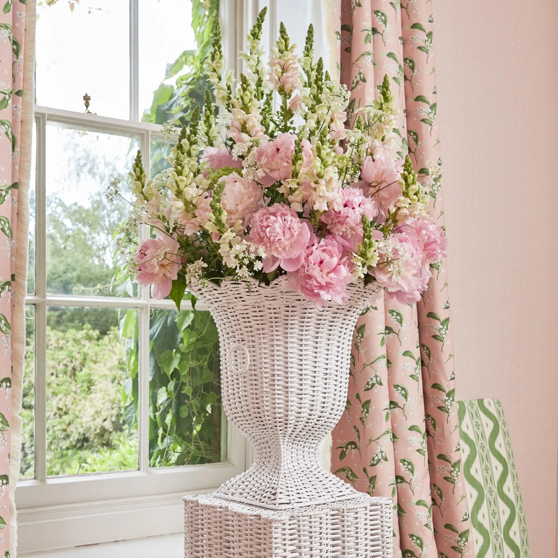 Hot Mrs. Alice White Liliana Scalloped Rattan Pedestal And Urn